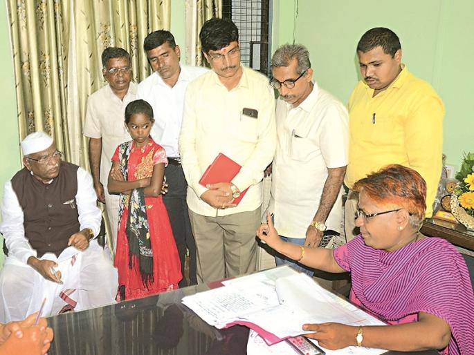 Haribhau Bagde did not getting the answer from Chairman of the SSC Board in Aurangabad | विभागीय शिक्षण मंडळात तीन तास बसूनही बागडेनाना रिकामे परतले Haribhau Bagde did not getting the answer from Chairman of the SSC Board in Aurangabad | विभागीय शिक्षण मंडळात तीन तास बसूनही बागडेनाना रिकामे परतले