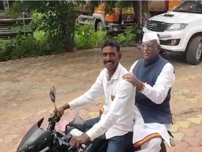 Haribhau bagade ride on two wheeler | .. जेव्हा विनाहेल्मेट दुचाकीस्वाराच्या पाठीमागे बसून विधानसभा अध्यक्ष प्रवास करतात