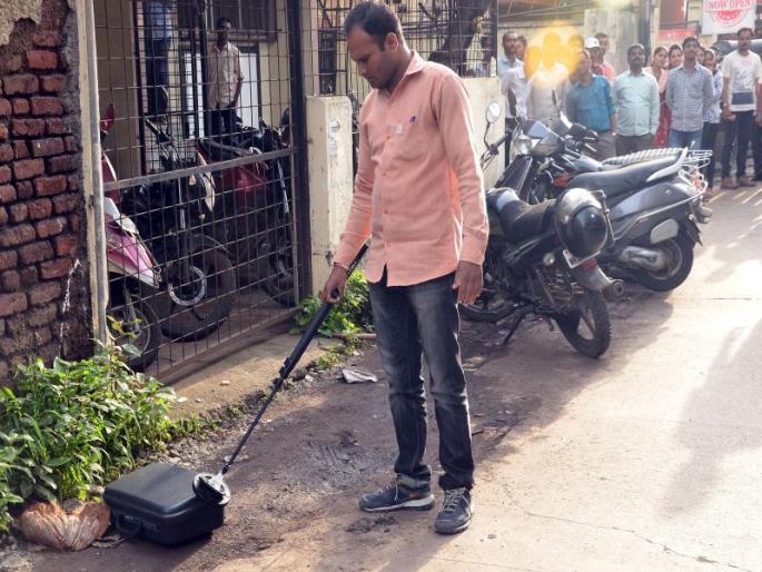Clothing and voter lists were found in 'that' bag | ‘त्या’ बॅगेत सापडले कपडे अन् मतदार याद्या Clothing and voter lists were found in 'that' bag | ‘त्या’ बॅगेत सापडले कपडे अन् मतदार याद्या