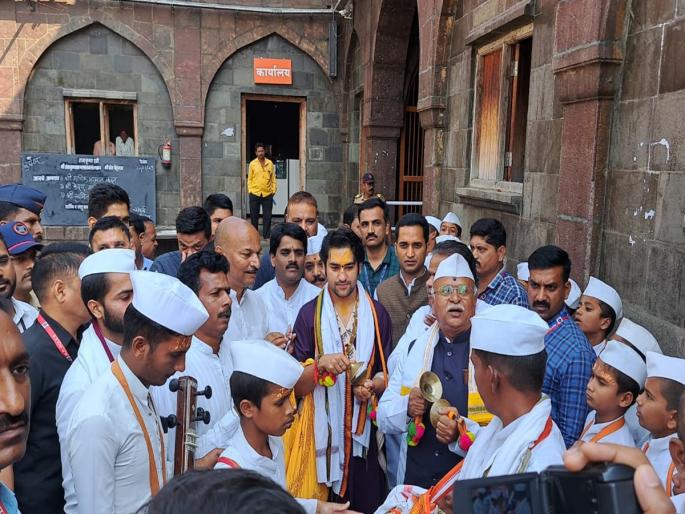 What is the reason for Christmas shoes? After Dhirendra Shastri's dehu darshan, the questions of the warkars | देहूत नाठाळांना पायघड्या कशासाठी? धीरेंद्र शास्त्रींच्या देहू दर्शनानंतर वारकऱ्यांच्या सवाल What is the reason for Christmas shoes? After Dhirendra Shastri's dehu darshan, the questions of the warkars | देहूत नाठाळांना पायघड्या कशासाठी? धीरेंद्र शास्त्रींच्या देहू दर्शनानंतर वारकऱ्यांच्या सवाल