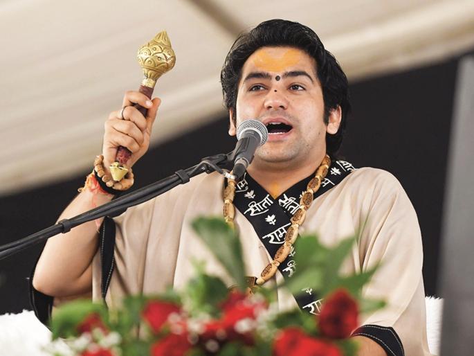 Letters written by 16 people in the darbar of Balaji Dham; Dhirendra Maharaj turned off the mic and said... | बालाजी धामच्या दरबारात १६ जणांच्या लिहिल्या चिठ्ठ्या; महाराजांनी ‘माइक’ बंद करून सांगितले...