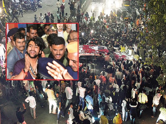 Fireworks, shower of flowers, shouts of 'Jai Shri Ram'; Dhirendra Shastri received a warm welcome in Chhatrapati Sambhajinagar | Video: ‘जय श्रीराम’च्या जयघोषात पं. धीरेंद्र शास्त्री यांचे छत्रपती संभाजीनगरात जंगी स्वागत