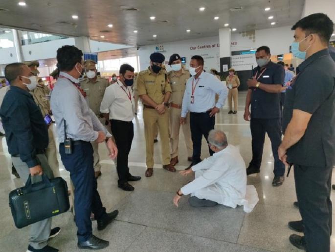 cm bhupesh baghel sat on ground at lucknow airport after stopped for going to lakhimpur | मुख्यमंत्र्यांना लखीमपूरला जाण्यास रोखलं, विमानतळावर जमिनीवर बसून नोंदवला निषेध cm bhupesh baghel sat on ground at lucknow airport after stopped for going to lakhimpur | मुख्यमंत्र्यांना लखीमपूरला जाण्यास रोखलं, विमानतळावर जमिनीवर बसून नोंदवला निषेध