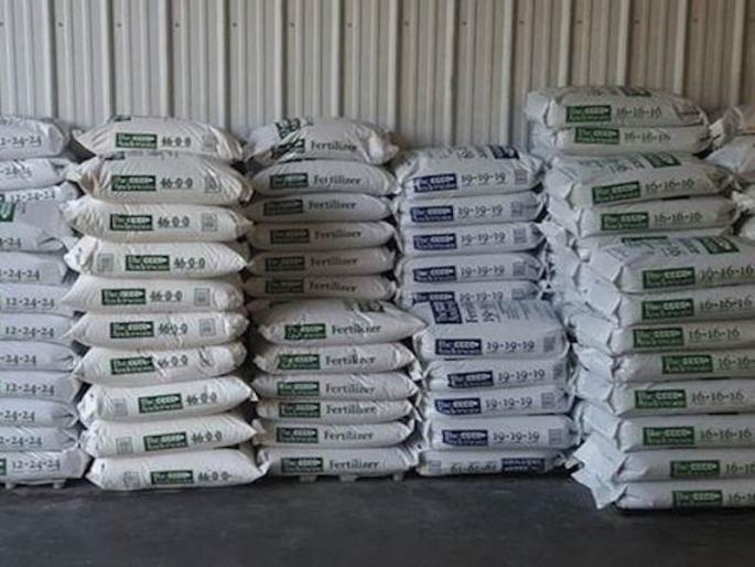 Farmers will get only 50 bags of fertilizer per month | शेतकऱ्यांना महिन्याला ५० बॅगच खत खरेदी करता येणार! Farmers will get only 50 bags of fertilizer per month | शेतकऱ्यांना महिन्याला ५० बॅगच खत खरेदी करता येणार!