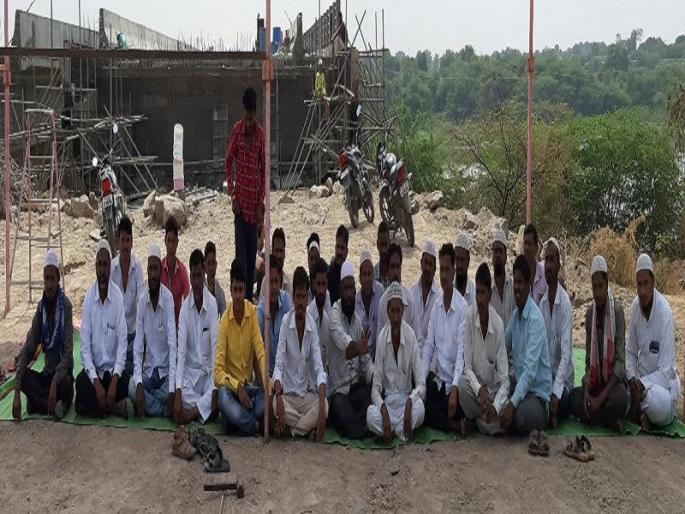 The agitation of the Bagwan community for grazing land | स्मशानभूमीच्या जागेसाठी बागवान समाजाचे ठिय्या आंदोलन The agitation of the Bagwan community for grazing land | स्मशानभूमीच्या जागेसाठी बागवान समाजाचे ठिय्या आंदोलन