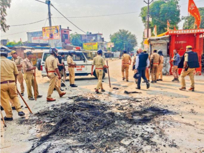 Shops, houses, vehicles were burnt in the violence; Tense situation in Bahraich | हिंसाचारात दुकाने, घरे, वाहने जाळली; बहराइचमध्ये तणावपूर्ण परिस्थिती Shops, houses, vehicles were burnt in the violence; Tense situation in Bahraich | हिंसाचारात दुकाने, घरे, वाहने जाळली; बहराइचमध्ये तणावपूर्ण परिस्थिती