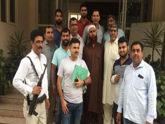 Delhi Police special cell on Tuesday arrested a wanted Jaish-e-Mohammed terrorist in Srinagar. | फळविक्री करणारा बनला जैश-ए-मोहम्मद संघटनेचा दहशतवादी; पोलिसांनी ठोकल्या बेड्या 