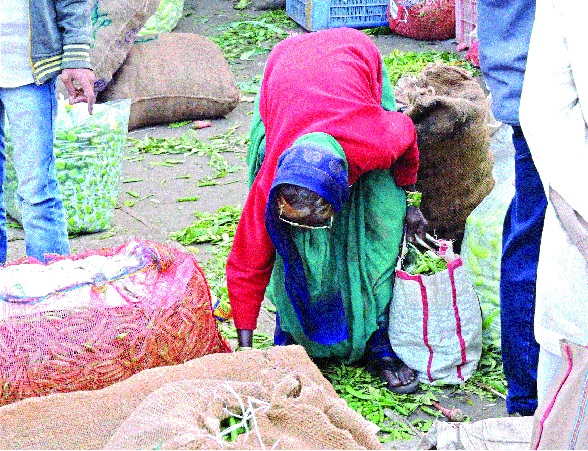 Vegetable in the trash sold in the market! Types of Saturn: With the prospect of darkness, continuous business is done; Healthy questions are serious | कचऱ्यातली भाजी चक्क बाजारपेठेत विक्रीला ! साताऱ्यातील प्रकार : अंधाराचा आसरा घेऊन सुरू आहे बिनभांडवली धंदा; आरोग्याचा प्रश्न गंभीर