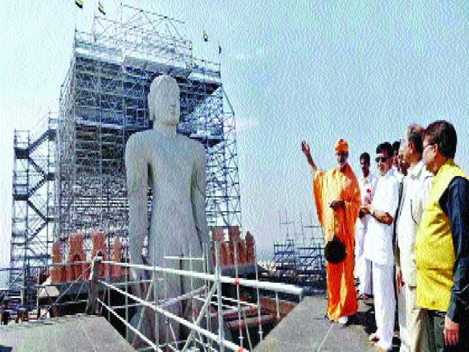 God celebrates the days of installation of the idol idol; Abhishek at Shravanabelogol: A large crowd of devotees | भगवान बाहुबली मूर्ती प्रतिष्ठापना दिन उत्साहात; श्रवणबेळगोळ येथे अभिषेक : भक्तांची मोठी गर्दी  God celebrates the days of installation of the idol idol; Abhishek at Shravanabelogol: A large crowd of devotees | भगवान बाहुबली मूर्ती प्रतिष्ठापना दिन उत्साहात; श्रवणबेळगोळ येथे अभिषेक : भक्तांची मोठी गर्दी
