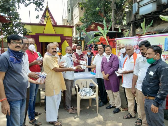 Distribution of food packets by multilingual Brahmin team | बहुभाषिक ब्राह्मण संघातर्फे फूड पॅकेट वाटप Distribution of food packets by multilingual Brahmin team | बहुभाषिक ब्राह्मण संघातर्फे फूड पॅकेट वाटप