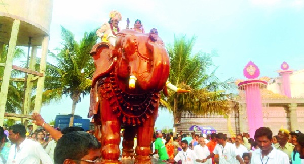  Pooja Bahubali Mahamastakabhishek throughout the day in pregnancy: the second day of Panchakalyanak; Crowd in Shravanbegalol | गर्भकल्याणकमध्ये दिवसभर पूजा बाहुबली महामस्तकाभिषेक : पंचकल्याणकचा दुसरा दिवस; श्रवणबेळगोळमध्ये गर्दी
