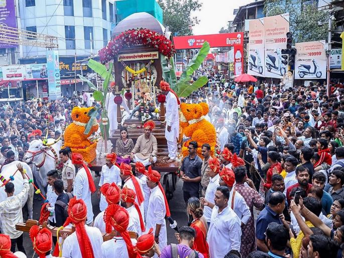 Shrimant Bhausaheb Rangari Ganapati Bappa Omkar is seated in the palace | श्रीमंत भाऊसाहेब रंगारी गणपती बाप्पा ओंकार महालात विराजमान Shrimant Bhausaheb Rangari Ganapati Bappa Omkar is seated in the palace | श्रीमंत भाऊसाहेब रंगारी गणपती बाप्पा ओंकार महालात विराजमान