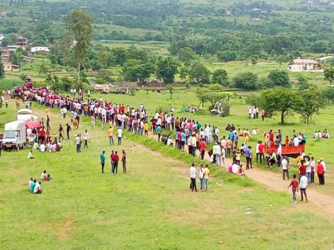 Treated the bulls mercilessly and drove them into the ghats; A case has been registered against 21 people who organized the race despite being banned | बैलांना निर्दयपणे वागवून घाटात पळवले; बंदी असतानाही शर्यतीचे आयोजन करणाऱ्या २१ जणांवर गुन्हा दाखल Treated the bulls mercilessly and drove them into the ghats; A case has been registered against 21 people who organized the race despite being banned | बैलांना निर्दयपणे वागवून घाटात पळवले; बंदी असतानाही शर्यतीचे आयोजन करणाऱ्या २१ जणांवर गुन्हा दाखल