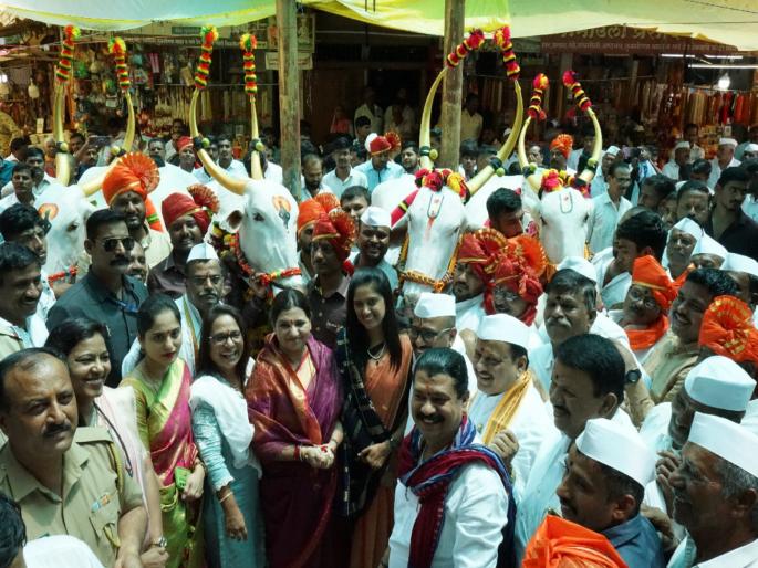 This year the bullock pairs Raja Pradhan and Savkar - Sangram were given the honor of carrying the palankhi of the sant dnayaneshwar maharaj | यंदा "राजा - प्रधान" अन् "सावकार - संग्राम" बैलजोडींना माऊलींच्या पालखीला मान This year the bullock pairs Raja Pradhan and Savkar - Sangram were given the honor of carrying the palankhi of the sant dnayaneshwar maharaj | यंदा "राजा - प्रधान" अन् "सावकार - संग्राम" बैलजोडींना माऊलींच्या पालखीला मान