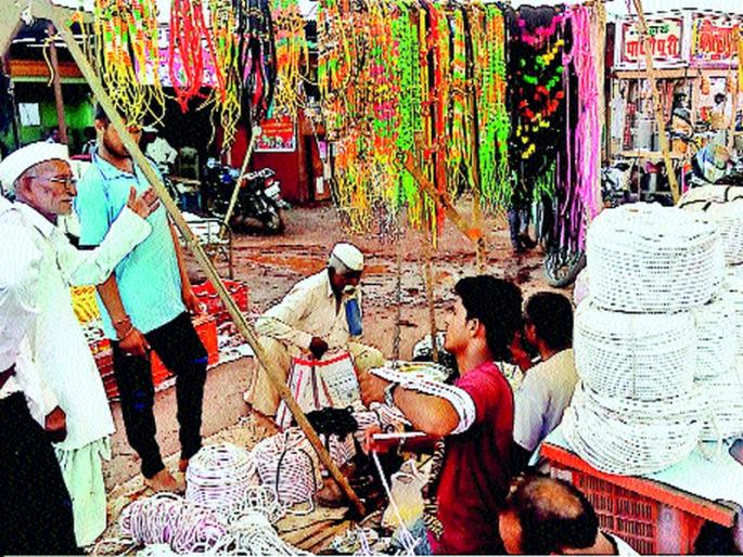 GST increased the burden of the ballot box | जीएसटीमुळे बैलपोळा साहित्य बाजारभावात वाढ GST increased the burden of the ballot box | जीएसटीमुळे बैलपोळा साहित्य बाजारभावात वाढ