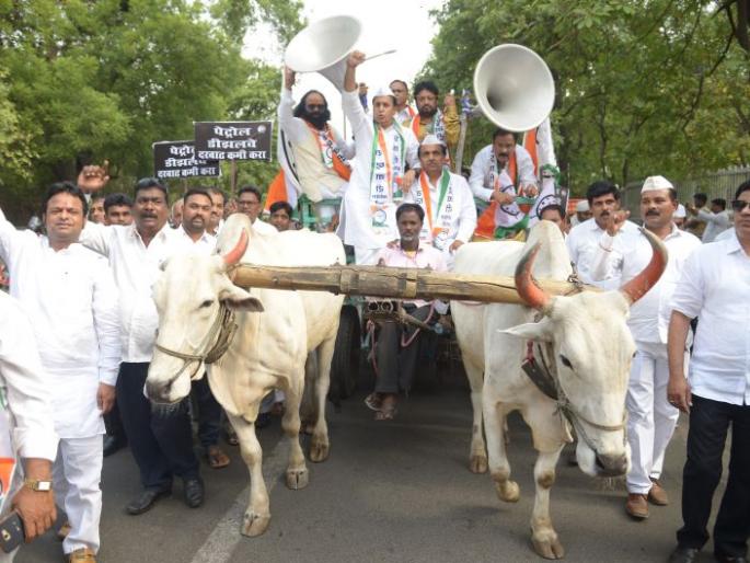 Condemned hike of petrol and diesel price by carrying a two-wheeler on bulkcart | बैलबंडीवर दुचाकी वाहून पेट्रोल-डिझेल दरवाढीचा निषेध 