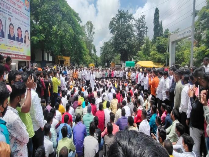 Let's start the bullock cart race; Otherwise we will close Pune-Mumbai highway | बापरे काय ही गर्दी! कोरोनाला विसरून आंदोलन; बैलगाडा शर्यत चालू करूद्या, अन्यथा पुणे - मुंबई महामार्ग बंद करू Let's start the bullock cart race; Otherwise we will close Pune-Mumbai highway | बापरे काय ही गर्दी! कोरोनाला विसरून आंदोलन; बैलगाडा शर्यत चालू करूद्या, अन्यथा पुणे - मुंबई महामार्ग बंद करू
