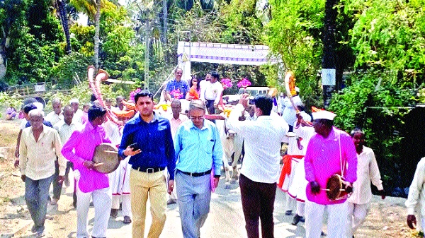 World Bank Representatives procurement of bullock cart in twenty-four-hour water supply | जागतिक बँकेच्या प्रतिनिधींची पार्ले येथे बैलगाडीतून मिरवणूक-चोवीस तास पाणी पुरवठा World Bank Representatives procurement of bullock cart in twenty-four-hour water supply | जागतिक बँकेच्या प्रतिनिधींची पार्ले येथे बैलगाडीतून मिरवणूक-चोवीस तास पाणी पुरवठा