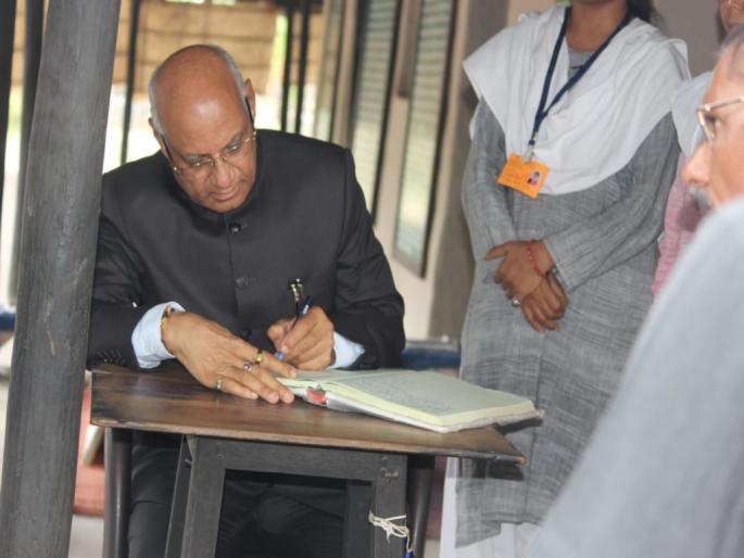 Gandhiji's contribution to the country cannot be forgotten; Governor Ramesh Bais visit to Sevagram Ashram | देशासाठी गांधीजींचे योगदान विसरता येणार नाही; राज्यपाल रमेश बैस यांची सेवाग्राम आश्रमला भेट Gandhiji's contribution to the country cannot be forgotten; Governor Ramesh Bais visit to Sevagram Ashram | देशासाठी गांधीजींचे योगदान विसरता येणार नाही; राज्यपाल रमेश बैस यांची सेवाग्राम आश्रमला भेट