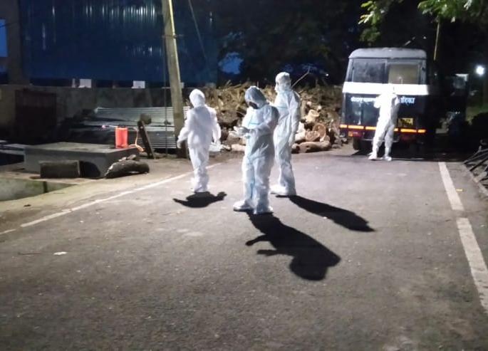 Corona suspect's death, Betulmal committee rushed to the funeral | कोरोना संशयिताचा मृत्यू, अंत्यविधीसाठी बैतुलमाल कमिटी आली धावून Corona suspect's death, Betulmal committee rushed to the funeral | कोरोना संशयिताचा मृत्यू, अंत्यविधीसाठी बैतुलमाल कमिटी आली धावून