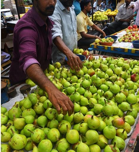Cashmere Peruvian, foreign Airlines inward with Lichi | काश्मिरी पेरू, लिचीसह परदेशी सफरचंदाची आवक