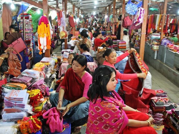 Manipur market old mother market where mens are prohibited | या बाजारात येण्यास पुरुषांना बंदी, महिलाच चालवतात दुकाने