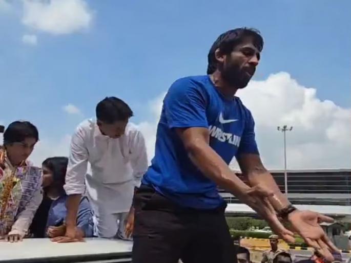 Vinesh Phogat Welcome News: Bajrang Poonia made a big mistake while welcoming Vinesh, got trolled, fans said...   | विनेशचं स्वागत करताना उत्साहाच्या भरात बजरंग पूनियाकडून झाली मोठी चूक, झाला ट्रोल, फॅन्स म्हणाले...   Vinesh Phogat Welcome News: Bajrang Poonia made a big mistake while welcoming Vinesh, got trolled, fans said...   | विनेशचं स्वागत करताना उत्साहाच्या भरात बजरंग पूनियाकडून झाली मोठी चूक, झाला ट्रोल, फॅन्स म्हणाले...