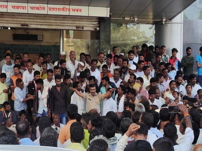 Onion export ban sparks agitation; Farmers closed the auction | कांदा निर्यातबंदीने उडाला आंदोलनाचा भडका; शेतकऱ्यांनी लिलाव पाडले बंद Onion export ban sparks agitation; Farmers closed the auction | कांदा निर्यातबंदीने उडाला आंदोलनाचा भडका; शेतकऱ्यांनी लिलाव पाडले बंद