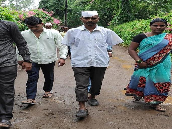 Nashik did not have two hands so they voted with their feet | नाशिक मध्ये दोन हात नाही म्हणून त्याने पायाने केले मतदान Nashik did not have two hands so they voted with their feet | नाशिक मध्ये दोन हात नाही म्हणून त्याने पायाने केले मतदान