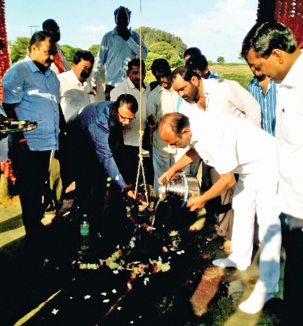 Jalabhishek at the hands of Mahadevala Bajoria | महादेवाला बाजोरिया यांच्या हस्ते जलाभिषेक Jalabhishek at the hands of Mahadevala Bajoria | महादेवाला बाजोरिया यांच्या हस्ते जलाभिषेक