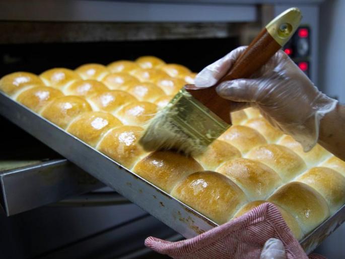 in mumbai use of wood for fuel in bakery adds to air pollution | बेकऱ्या मुंबईकरांच्या मुळावर; इंधनासाठी लाकडाच्या वापरामुळे वायू प्रदूषणात पडते भर in mumbai use of wood for fuel in bakery adds to air pollution | बेकऱ्या मुंबईकरांच्या मुळावर; इंधनासाठी लाकडाच्या वापरामुळे वायू प्रदूषणात पडते भर