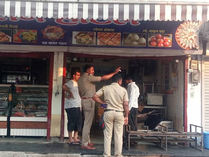 A fire broke out at a hotel in Bhandara Bhar Bazaar in the early hours of the morning; Loss of short circuit, loss of lakhs | भंडाऱ्यात भर बाजारातील हॉटेलला पहाटे लागली आग; शॉर्ट सर्किटचा संयश, लाखांचे नुकसान A fire broke out at a hotel in Bhandara Bhar Bazaar in the early hours of the morning; Loss of short circuit, loss of lakhs | भंडाऱ्यात भर बाजारातील हॉटेलला पहाटे लागली आग; शॉर्ट सर्किटचा संयश, लाखांचे नुकसान