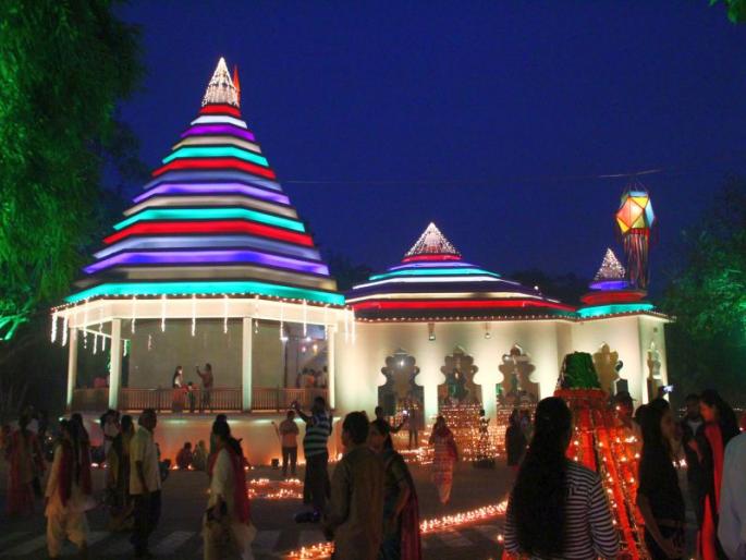 Nashikkar gave a message to the people about the protection of the ready-to-read people, and the Balaji Mandir, brightened by Lakhsh | सज्जनांचे रक्षण, दुष्टांचे निर्दालन करण्याचा संदेश देण्यासाठी नाशिककरांनी पेटलविल्या लक्ष लक्ष वाती Nashikkar gave a message to the people about the protection of the ready-to-read people, and the Balaji Mandir, brightened by Lakhsh | सज्जनांचे रक्षण, दुष्टांचे निर्दालन करण्याचा संदेश देण्यासाठी नाशिककरांनी पेटलविल्या लक्ष लक्ष वाती