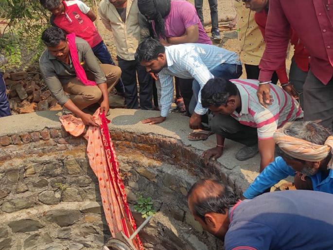 Four-year-old boy dies after falling into well; | चार वर्षीय चिमुकल्याचा विहिरीत पडून मृत्यू; परिसरात हळहळ Four-year-old boy dies after falling into well; | चार वर्षीय चिमुकल्याचा विहिरीत पडून मृत्यू; परिसरात हळहळ