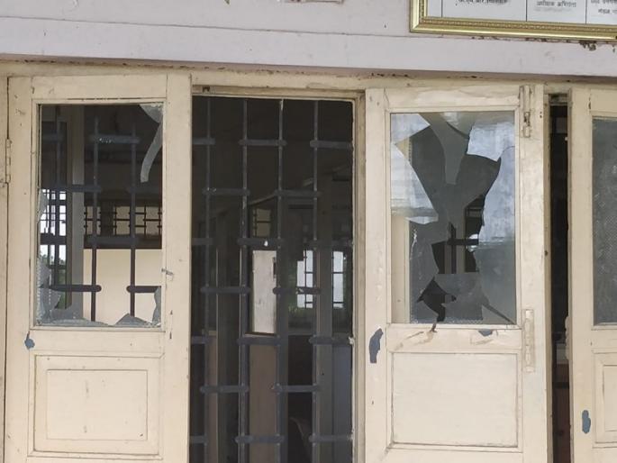 agitators fires govermet offices in hingoli | हिंगोलीत आंदोलकांची शासकीय कार्यालयात तोडफोड करून जाळपोळ agitators fires govermet offices in hingoli | हिंगोलीत आंदोलकांची शासकीय कार्यालयात तोडफोड करून जाळपोळ