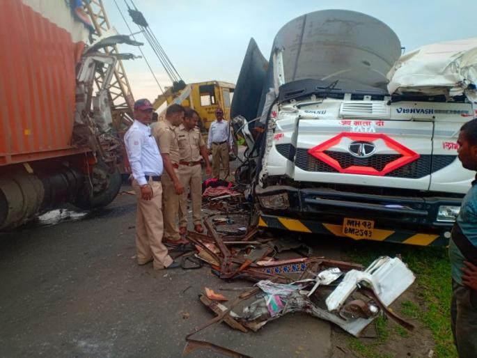 Truck-container collision; Two killed neal Balapur | ट्रक-कंटेनरची समोरासमोर धडक; दोन ठार Truck-container collision; Two killed neal Balapur | ट्रक-कंटेनरची समोरासमोर धडक; दोन ठार