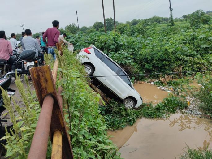 Thrilling! The driver lost control of the car after a wild boar came forward and it fell off the bridge. | थरारक! रान डुक्कर पुढे आल्याने चालकाचे नियंत्रण सुटले अन् कार पुलावरून खाली लटकली