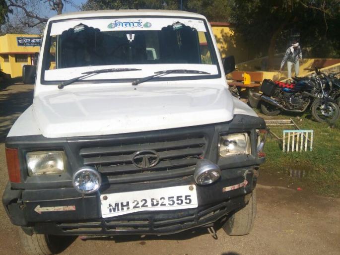 Illegal transportation of cattle; Attempt to crush the police sub-inspector under the vehicle in the child | गुरांची अवैध वाहतुक ; बाळापूरात पोलीस उपनिरीक्षकांना वाहनाखाली चिरडण्याचा प्रयत्न Illegal transportation of cattle; Attempt to crush the police sub-inspector under the vehicle in the child | गुरांची अवैध वाहतुक ; बाळापूरात पोलीस उपनिरीक्षकांना वाहनाखाली चिरडण्याचा प्रयत्न