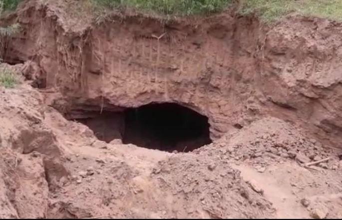 The death of a laborer under a debries at Balapur | बाळापूर येथे वाळूची दरड कोसळली; ढिगाऱ्याखाली दबून मजुराचा मृत्यू The death of a laborer under a debries at Balapur | बाळापूर येथे वाळूची दरड कोसळली; ढिगाऱ्याखाली दबून मजुराचा मृत्यू
