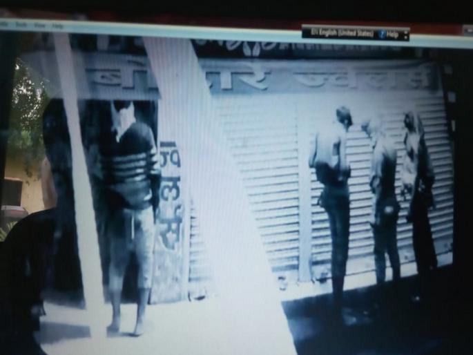 The thieves who broke the jewelry store fled with stone pelting on police | सराफा दुकान फोडणाऱ्या चोरट्यांचे पोलिसांवर दगडफेक करत पलायन The thieves who broke the jewelry store fled with stone pelting on police | सराफा दुकान फोडणाऱ्या चोरट्यांचे पोलिसांवर दगडफेक करत पलायन