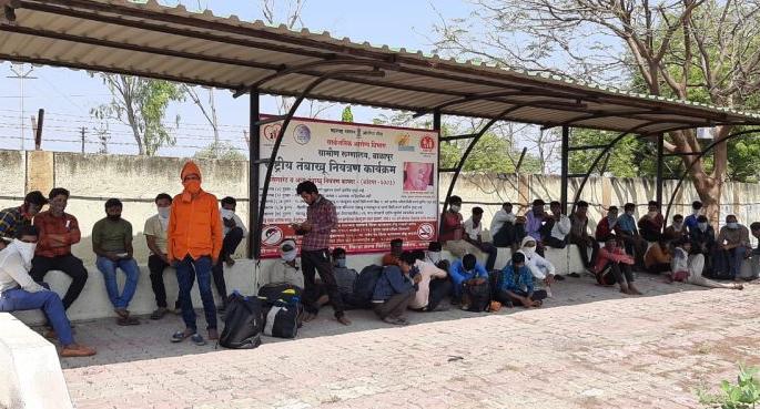Loabours from gujrat stopped at Balapur | गुजरातहून तीन ट्रकमध्ये आलेल्या ११८ लोकांना बाळापुरातच रोखले! Loabours from gujrat stopped at Balapur | गुजरातहून तीन ट्रकमध्ये आलेल्या ११८ लोकांना बाळापुरातच रोखले!