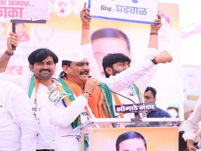 'Your lotus, so my watch'; NCP's MLA Balasaheb Ajabe's application after challenging BJP's Suresh Dhas | 'तुझं कमळ,तर माझं घड्याळ'; भाजपाच्या धस यांना आव्हान देत राष्ट्रवादीकडून आजबेंचा अर्ज 'Your lotus, so my watch'; NCP's MLA Balasaheb Ajabe's application after challenging BJP's Suresh Dhas | 'तुझं कमळ,तर माझं घड्याळ'; भाजपाच्या धस यांना आव्हान देत राष्ट्रवादीकडून आजबेंचा अर्ज