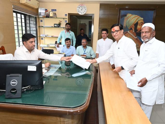 Congress leader Balasaheb Thorat filled the nomination form | काँग्रेस नेते बाळासाहेब थोरात यांनी भरला उमेदवारी अर्ज Congress leader Balasaheb Thorat filled the nomination form | काँग्रेस नेते बाळासाहेब थोरात यांनी भरला उमेदवारी अर्ज