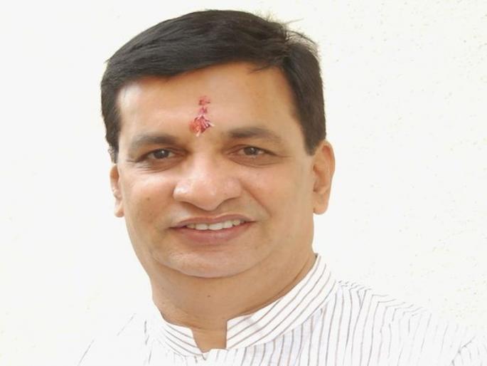 Police detained in the name of former revenue minister | माजी महसूलमंत्र्यांच्या नावानं जमिनीचे गैरव्यवहार करणाऱ्याला पोलिसांनी ठोकल्या बेड्या Police detained in the name of former revenue minister | माजी महसूलमंत्र्यांच्या नावानं जमिनीचे गैरव्यवहार करणाऱ्याला पोलिसांनी ठोकल्या बेड्या