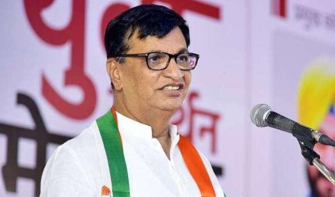 Suicide attempt of a farmer in the bungalow of the revenue minister | महसूलमंत्र्यांच्या बंगल्यात शेतकऱ्याचा आत्महत्येचा प्रयत्न Suicide attempt of a farmer in the bungalow of the revenue minister | महसूलमंत्र्यांच्या बंगल्यात शेतकऱ्याचा आत्महत्येचा प्रयत्न