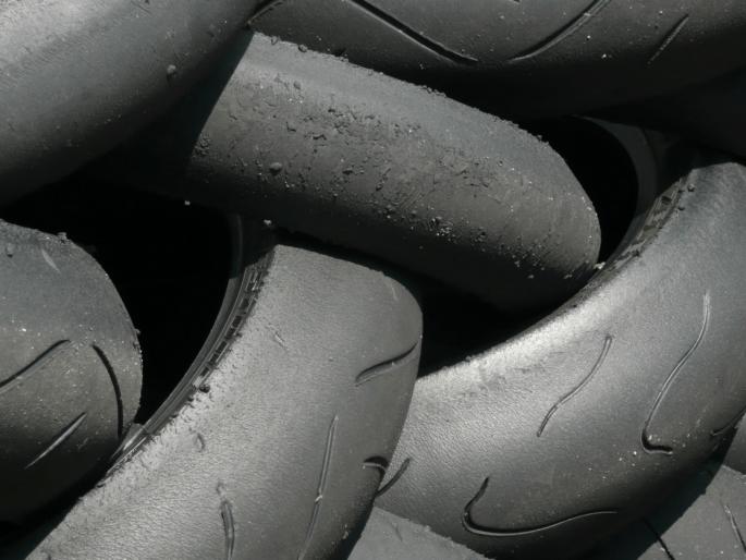 Need to remove the bald tyres immediately | गोटा झालेला टायर ताबडतोब काढून टाकणेच गरजेचे Need to remove the bald tyres immediately | गोटा झालेला टायर ताबडतोब काढून टाकणेच गरजेचे