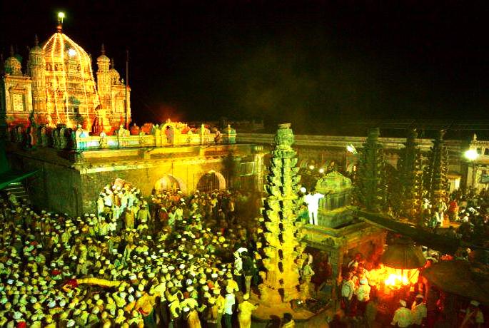 The establishment of the ruins as a baby; Therefore, the village was renamed 'Bale'. | खंडेरायाची प्रतिष्ठापना बाळाच्या रूपात; म्हणून गावाचेच नामकरण झाले ‘बाळे’ The establishment of the ruins as a baby; Therefore, the village was renamed 'Bale'. | खंडेरायाची प्रतिष्ठापना बाळाच्या रूपात; म्हणून गावाचेच नामकरण झाले ‘बाळे’