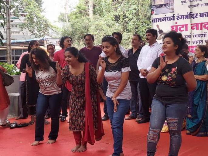 agitation by presenting artist planting in front of Balgandharva rangmandir in Pune | तुम्हावर केली मी मर्जी बहाल..., पुण्यात बालगंधर्वसमोर कलाकारांचे लावणी सादर करून आंदोलन agitation by presenting artist planting in front of Balgandharva rangmandir in Pune | तुम्हावर केली मी मर्जी बहाल..., पुण्यात बालगंधर्वसमोर कलाकारांचे लावणी सादर करून आंदोलन