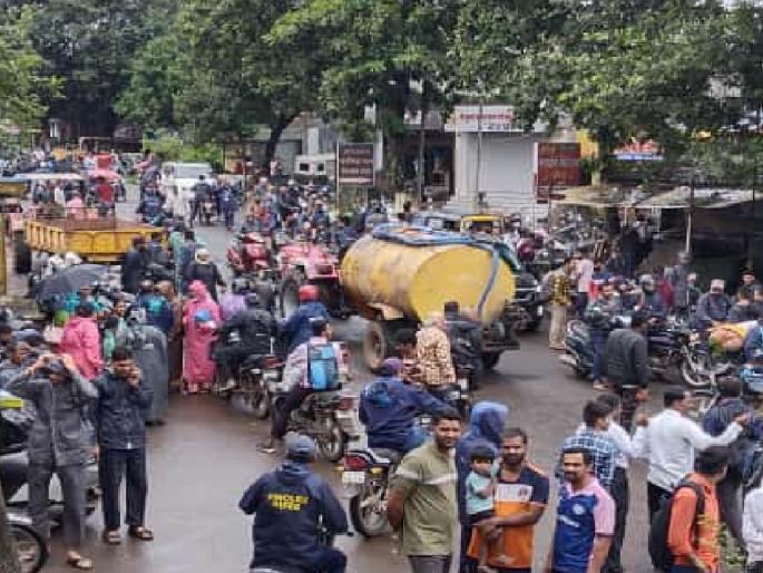 Kolhapur Gaganbawda road traffic completely closed, two-way long queues of vehicles | कोल्हापूर- गगनबावडा रस्त्यावर वाहतूक पूर्णतः बंद, दुतर्फा वाहनांच्या मोठ्या रांगा Kolhapur Gaganbawda road traffic completely closed, two-way long queues of vehicles | कोल्हापूर- गगनबावडा रस्त्यावर वाहतूक पूर्णतः बंद, दुतर्फा वाहनांच्या मोठ्या रांगा