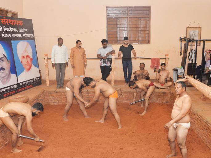 Solapuri Shaddu; Siddheshwar Taleem, who has the power to catch the flag | सोलापुरी शड्डू ; नंदीध्वज पेलण्याची ताकद देणारी सिद्धेश्वर तालीम Solapuri Shaddu; Siddheshwar Taleem, who has the power to catch the flag | सोलापुरी शड्डू ; नंदीध्वज पेलण्याची ताकद देणारी सिद्धेश्वर तालीम